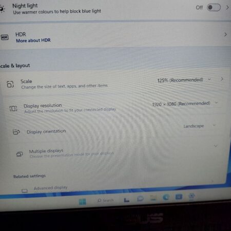Display settings screen showing brightness, night light options, and resolution set to 1920x1080.