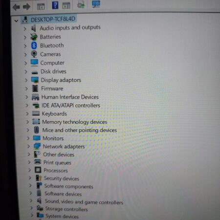 Device Manager window showing list of hardware categories, including audio inputs, Bluetooth, and network adapters.