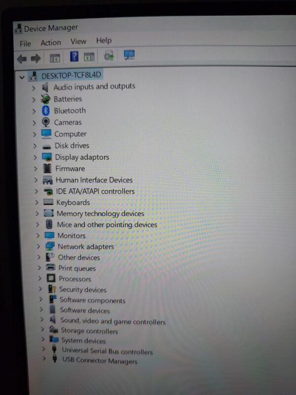 Device Manager window showing list of hardware categories, including audio inputs, Bluetooth, and network adapters.