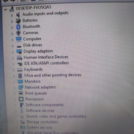 Device Manager window showing various hardware categories on a desktop, including audio, batteries, and Bluetooth.