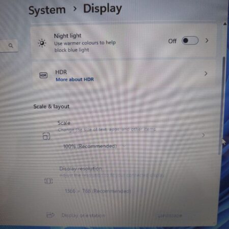 Windows display settings menu showing night light and HDR options with scale and resolution adjustments.