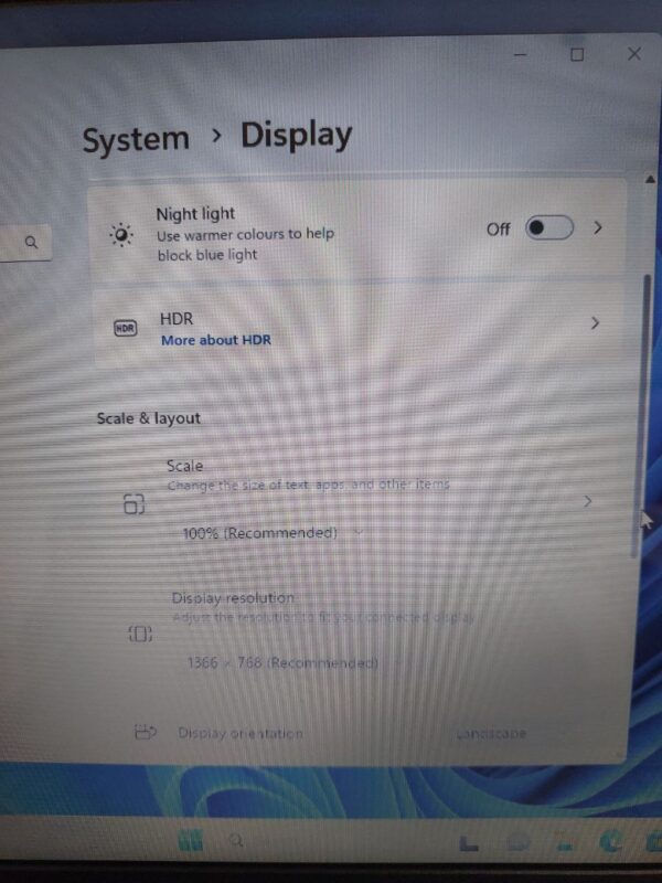 Windows display settings menu showing night light and HDR options with scale and resolution adjustments.