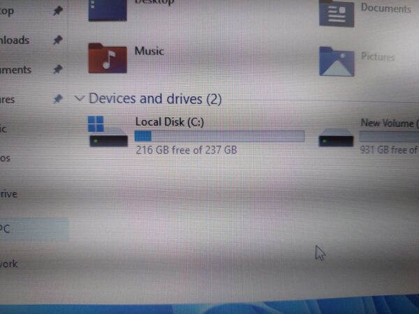 Computer drives showing storage capacity: Local Disk C has 216GB free, New Volume D has 931GB free.