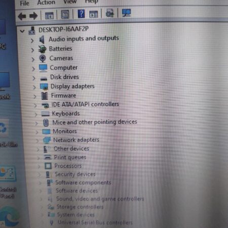 Windows Device Manager screen showing hardware categories like audio, display adapters, and network adapters.