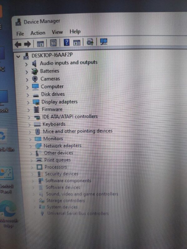 Windows Device Manager screen showing hardware categories like audio, display adapters, and network adapters.